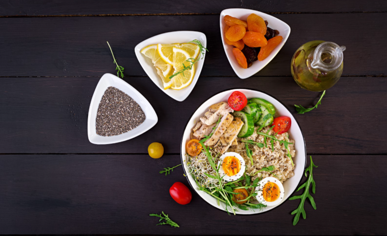 Balanced meal with fresh vegetables for a food elimination diet 